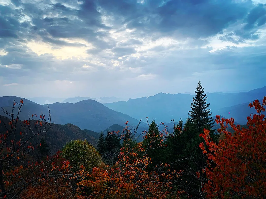 Paysage de montagne au crépuscule