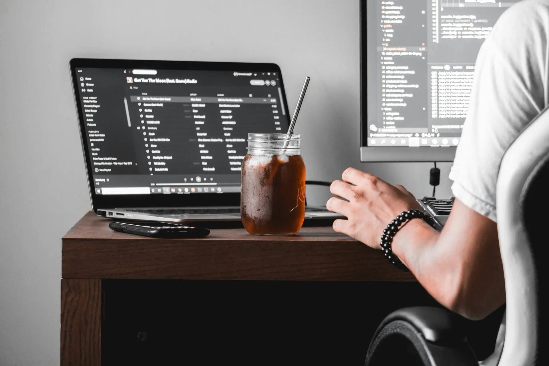 Poste de travail d'une gestionnaire de paie avec ordinateur portable et écran